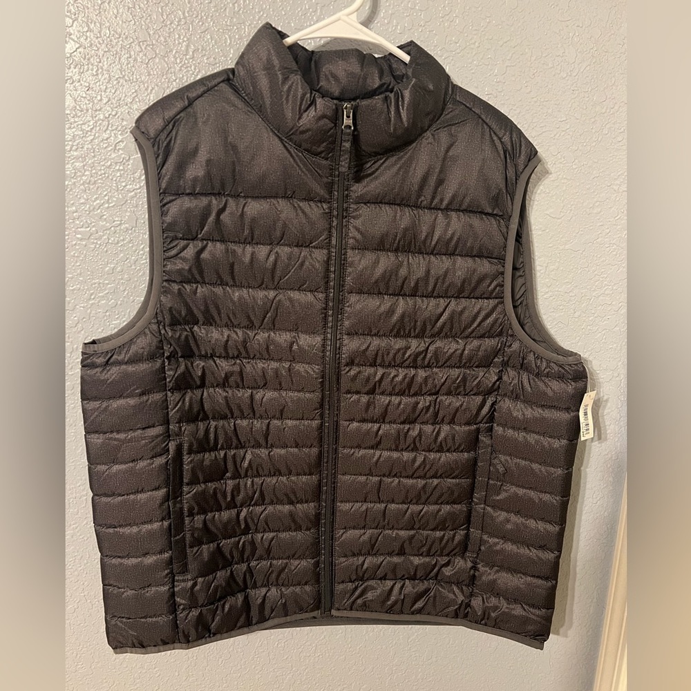Amazon essentials puffer vest never worn new size XL.
